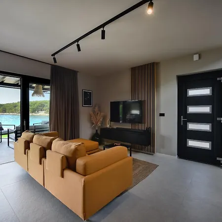 Luxury Feel Good House By The Sea With The Pool