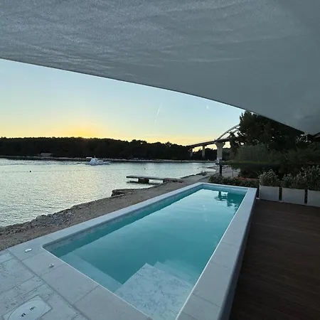 Luxury Feel Good House By The Sea With The Pool