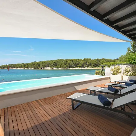 Luxury Feel Good House By The Sea With The Pool