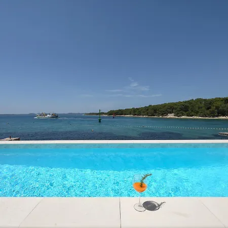Villa Luxury Feel Good House By The Sea With The Pool